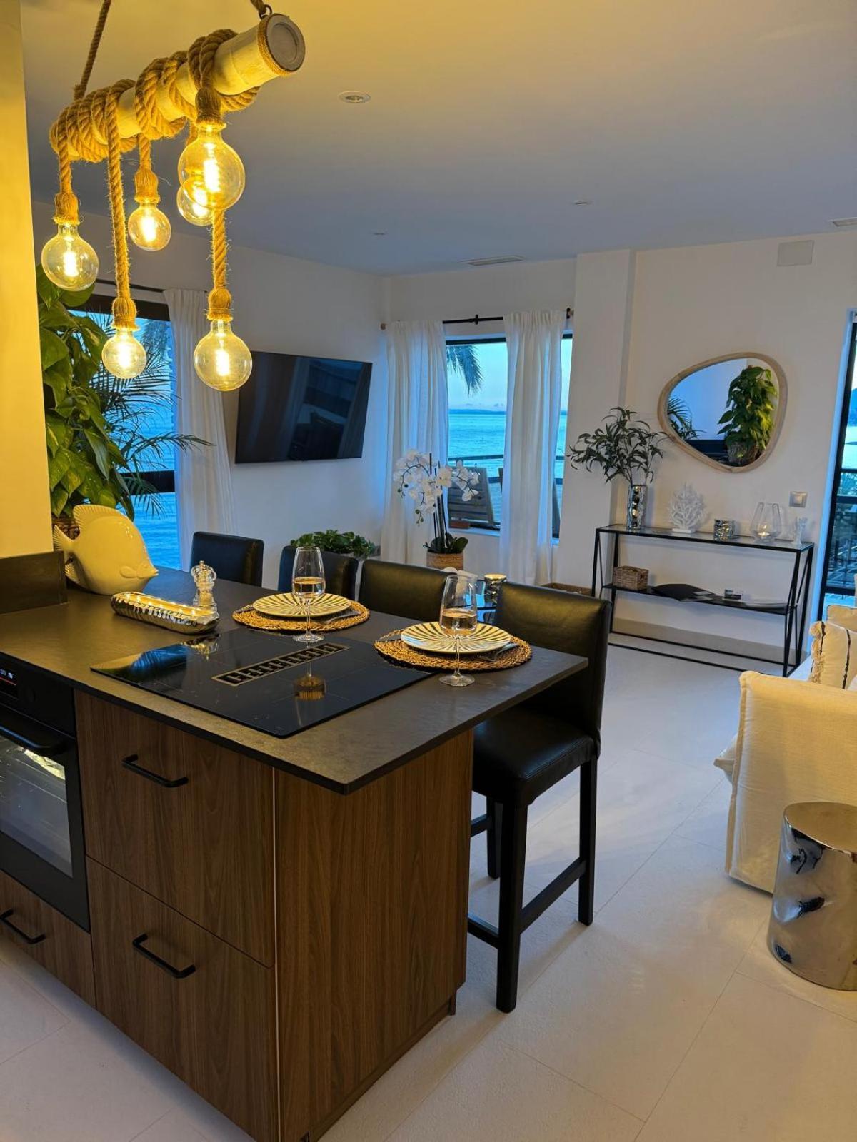 Marbella Beachfront Apartment Eksteriør billede